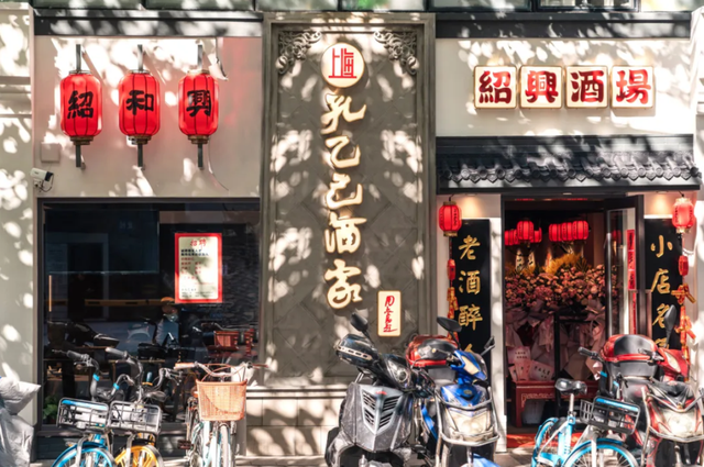 出片率100%！上海人都在找这个“限定露台”！这条“银杏大道”好拍又好吃！