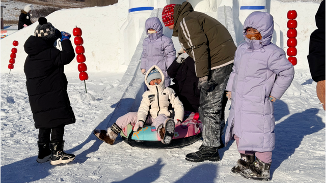 稚子“游山” 欢乐无限