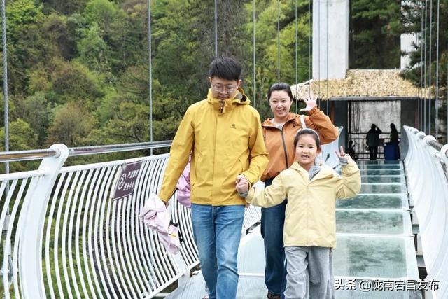 这么近 那么美 漫游官鹅赏山水 |“五一”趣游鹅嫚沟！高空漂流+玻璃桥解锁刺激新体验