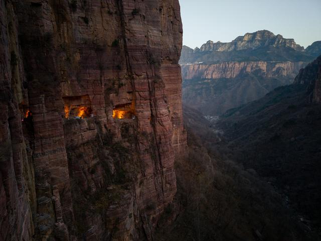 太行绝壁上的黄昏之光：步行穿越“世界第九大奇迹”