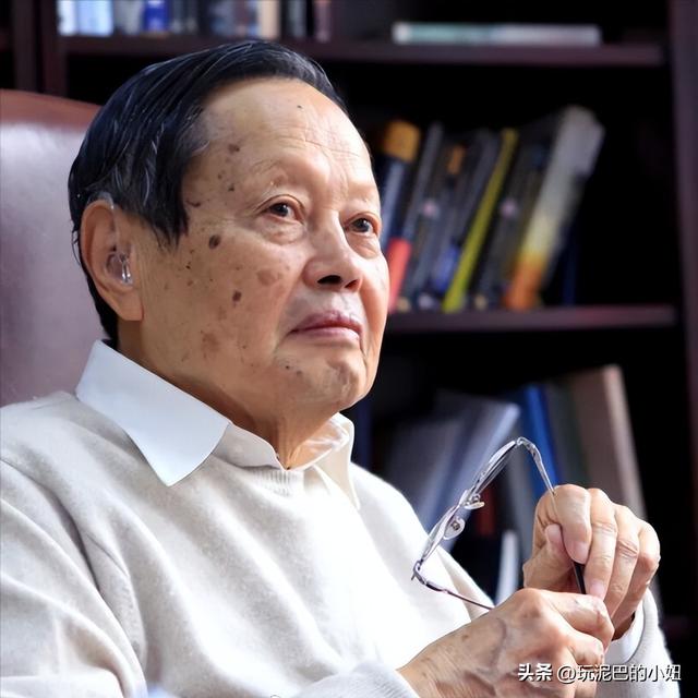 杨振宁追悼会现场！翁帆站首位神情悲伤，64岁老者曝杨老两个贡献