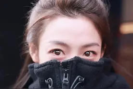 陈丽君参加浪姐，一个人挎俩包就来了，连个助理也没有，惹人心疼图片