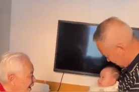 相差95岁的相遇！2个半月宝宝第一次见太爷爷笑出了声图片