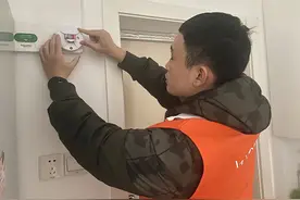 遇火情即响铃！金山朱泾向高龄独居老人免费提供烟雾探测警报器安装服务图片