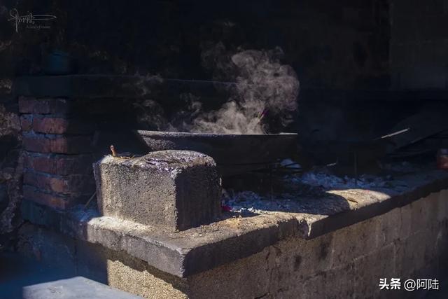 在洱海边的红山本主庙流口水,只因邂逅了好几户白族人家的聚餐