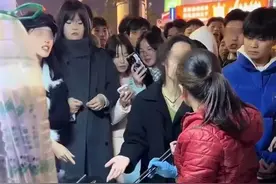 跨年夜惊现106元麻辣烫，女生现场倒菜复盘，多是素菜，女摊主退款图片