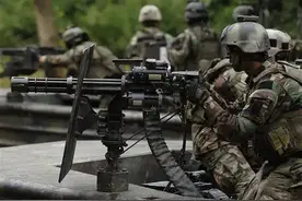 假如一个排的部队回到秦朝，带上先进机枪，能不能打赢10万秦军？图片