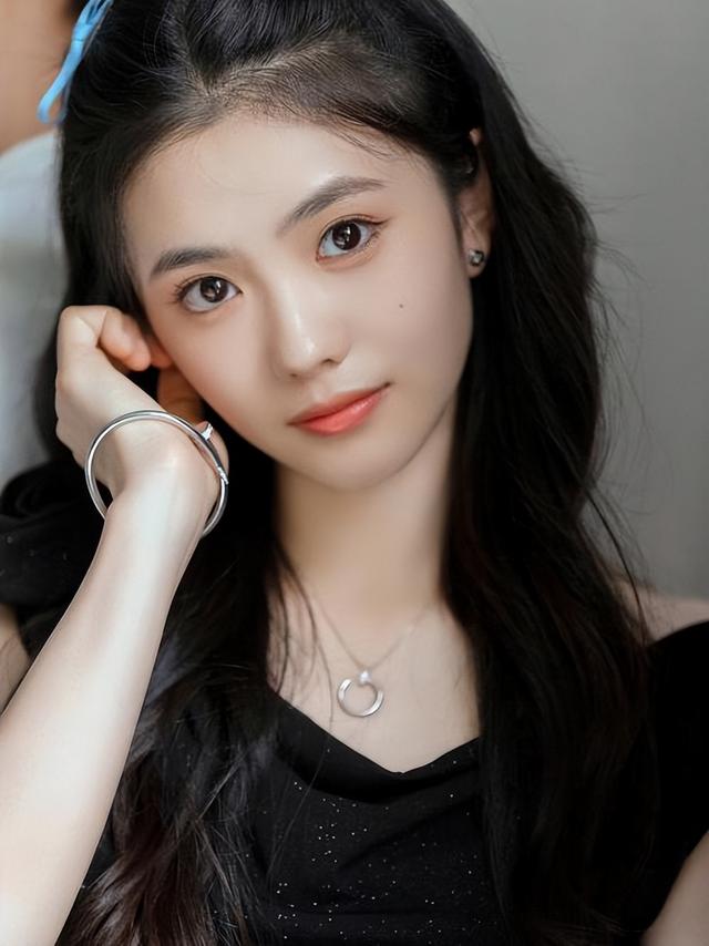 恩爱25年，75岁的张艺谋已老态尽显，比他小31岁的陈婷仍如花似玉