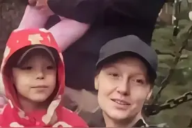 撒贝宁一家四口出游留念双胞胎太可爱了爸爸抱着女儿妈妈抱着儿子图片