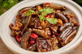 烧黄鳝，直接下锅是大错，提前做好3步，鲜香滑嫩，没有土腥味图片