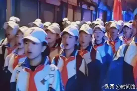震撼全网！宁夏2300名师生徒步百里祭英烈，沿途群众设点提供补给图片