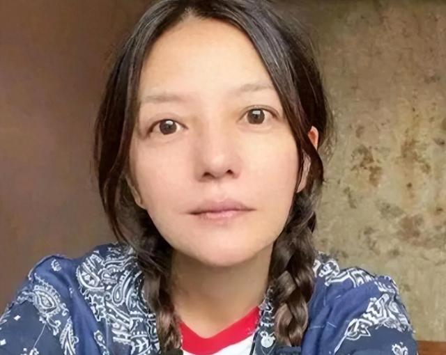 善恶终有报！49岁赵薇近况曝光，事业没了婚也离了，丑闻太恶劣