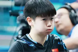 小迷糊孙颖莎忘记和裁判握手，王楚钦假装提裤子提醒，笑不活了！图片