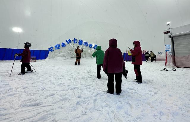深晚记者探访深圳“冰雪嘉年华”：亲子扎堆，滑雪区复购率高