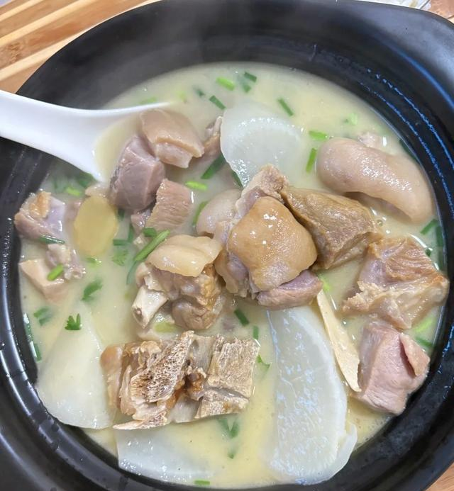 秋冬咳嗽多痰肠胃胀？3种白萝卜家常吃法，化痰助消化暖身又养人