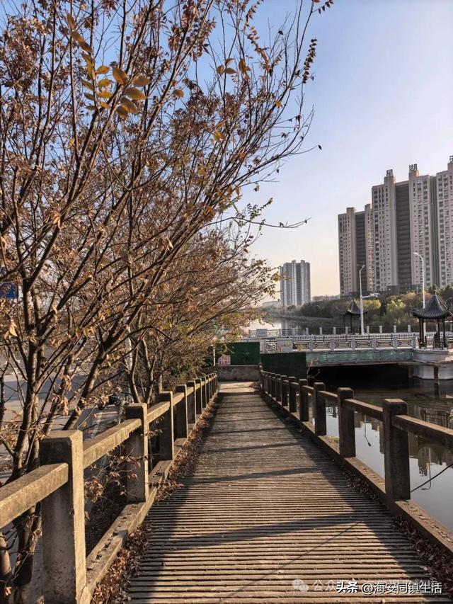 在海安新立发桥上看看老通扬河的水，回味春秋风云！