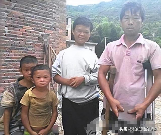 小马云十年后长大，现在跟着表哥拍视频为生，梦想是娶媳妇