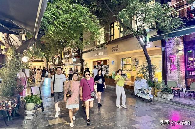 在德福巷感受西安古城夜生活