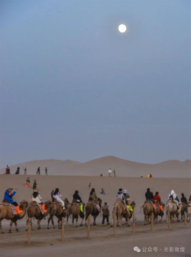 甘肃敦煌迎来国庆节中秋节双节旅游高峰