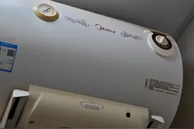 热水器只用不洗，难怪浑身痒！只需打开“小开关”，脏水哗哗流图片