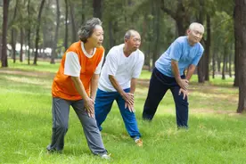建议中老年：别心疼钱，这3种零食，该吃就得吃，腿脚有劲精神好图片