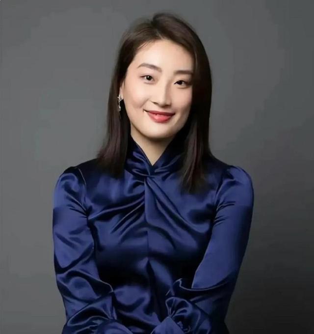 辞去董事长仅3个月，宗馥莉官宣新身份，宗泽后和整个商界沉默了