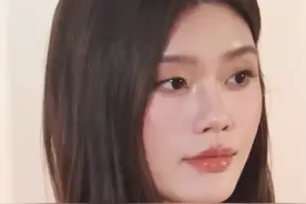 奚梦瑶Fendi晚宴坐在高层身边，她的脸圆润漂亮，她贵气极了！图片