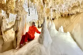 女子赤脚踏入万年晶花池拍照！专家：洞穴遭破坏后基本不可逆图片