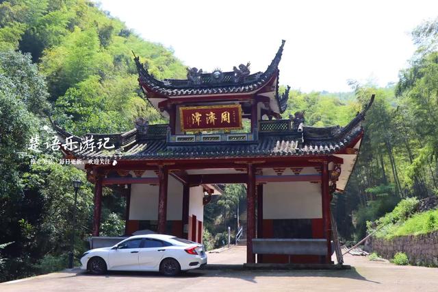 浙江宁波泉溪畔的千年古村，群山环抱溪水中流，适合休闲与徒步