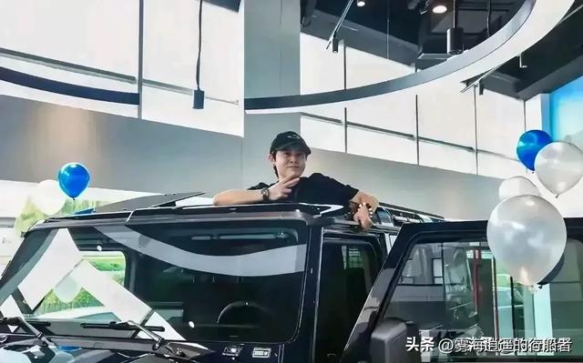 41岁王濛喜提越野豪车，在4S店各种摆拍，站在车顶把店员惊呆了