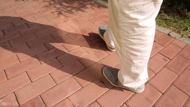 走路出现这4种迹象，寿命可能长不了！第二个太危险，别不当回事