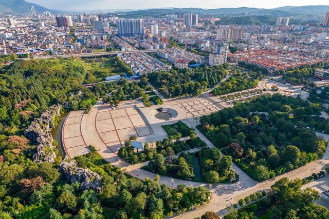 云南省的下一个“昆明”，不是红河不是玉溪，而是这座低调的城市