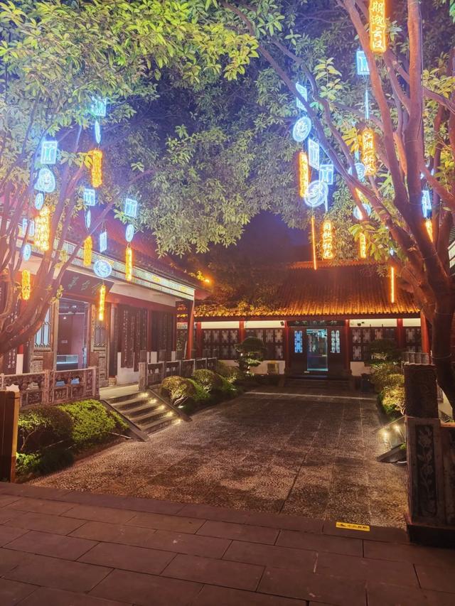 市县联动·瞰遵义丨夜幕下的茅台,藏着你没见过的热闹!
