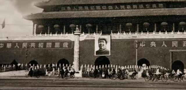 为何天安门不悬挂毛主席的照片，反倒要挂主席的画像？