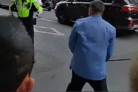 网友称东莞街头一“制服男”向交警挥棍，被喷辣椒水后控制；警方：男子有精神问题，家里没管控好图片
