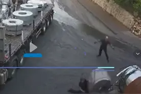 悲剧！钢卷滚落卡车，一男子情急之下竟伸手阻拦，惨被碾压身亡！图片