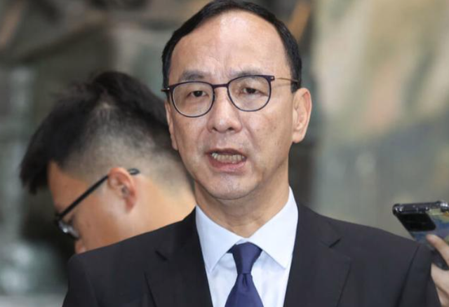赖清德再遭当头一棒！台湾被美国加税20%后，又被特朗普加税100%