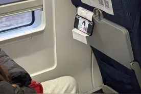 被“年轻人”的智慧折服了！坐高铁这样做，谁还带那么多行李！图片