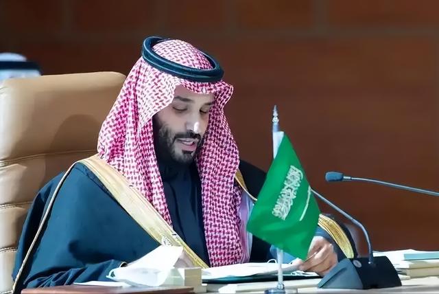 沙特不宣而战猛烈轰炸，多款战机连续发射炸弹，打破中东平静