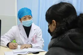 49岁女子确诊乳腺癌，喜欢瑜伽爱健身，丈夫流泪：都怪晚上做这些图片