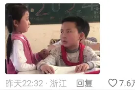 一年级妹妹来找三年级哥哥哭闹要作业本，哥哥的表情亮了！图片