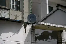 从天线杆子到卫星锅，从卫星锅到有线电视，如今，电视却不能看了图片