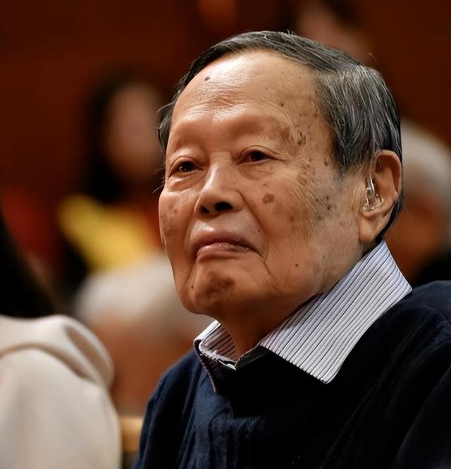 杨振宁家庭情况曝光：三个儿女无人继承物理学，与翁帆关系也很好