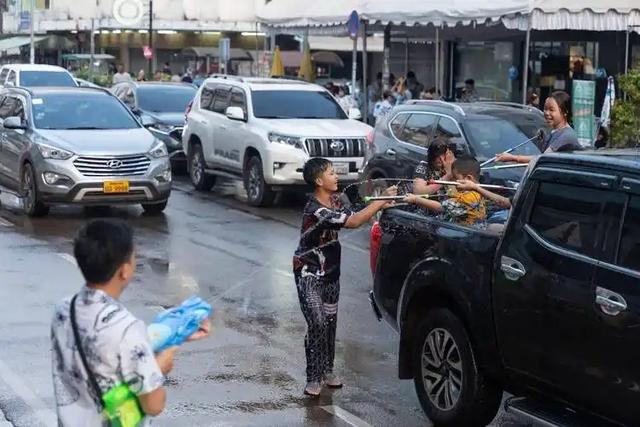 亚洲最穷国，落后中国30年，女性却惊人开放，很多土豪都想去定居