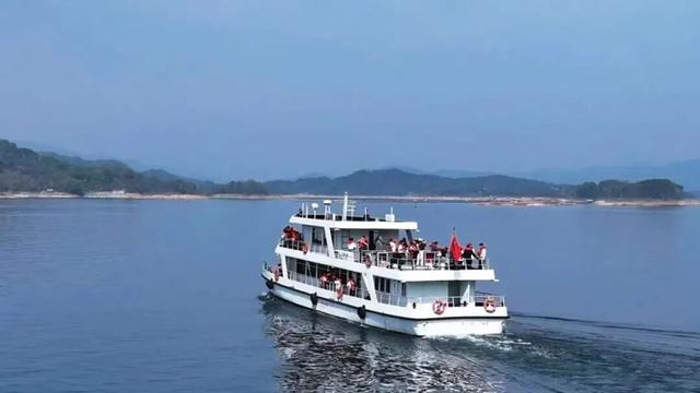 春游江淮丨在安庆的紫云英花海，把幸福开满春天