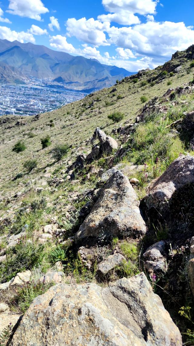 两登拉萨色拉寺后山，上升600米，山顶海拔4200米，经幡飘扬