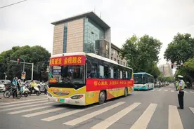 一切就绪，最大送考车队即将启程图片