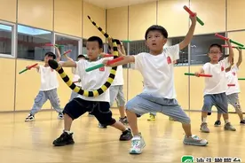 【国庆巡游·亮点揭秘】一众“英歌萌娃”手舞棒槌，邀你来“战（kan）”！图片