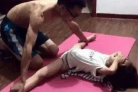 宝爸给宝宝压腿，宝宝疼的哇哇大哭。图片