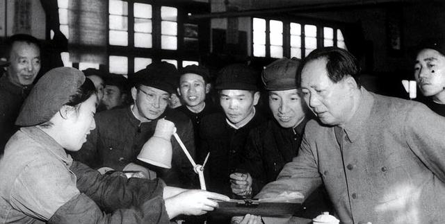 1951年，国民党官员妻子闯入中南海，毛主席怒斥：没带点东西来？